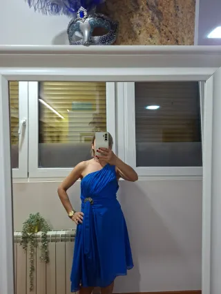 Vestido estilo griego azul, con un dolor brazo. Di