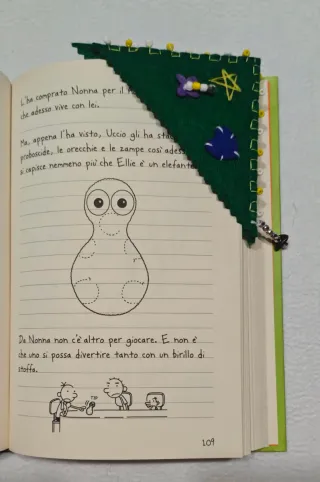 Segnalibro artigianale verde con fiore