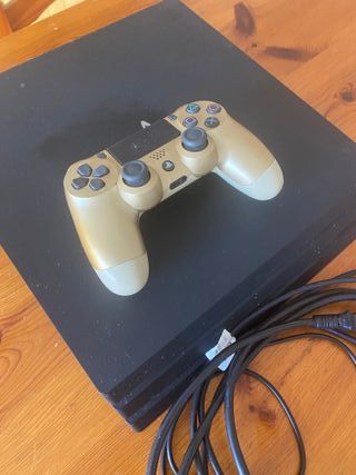 Consola PS4 Negra con Mando Dorado
