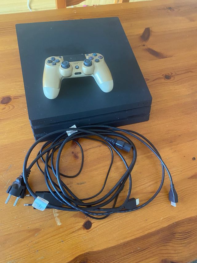 Consola PS4 Negra con Mando Dorado