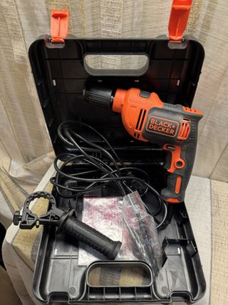 Taladro Percutor BLACK+DECKER 710W + Maletín