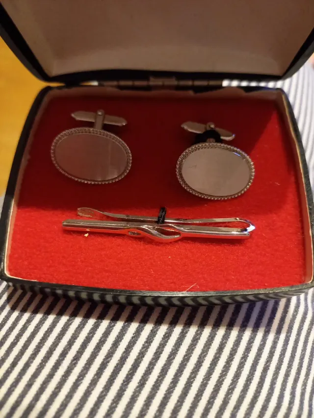 Elegante astuccio con gemelli e fermacravatta in argento