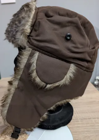 Gorro de nieve marrón con orejeras
