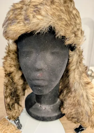 Gorro de nieve marrón con orejeras