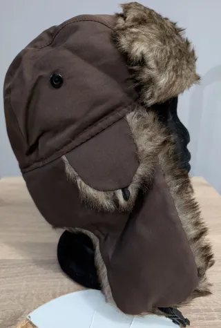 Gorro de nieve marrón con orejeras