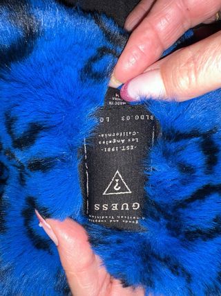 Abrigo pelo sintético animal print azul Guess