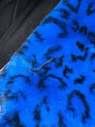 Abrigo pelo sintético animal print azul Guess