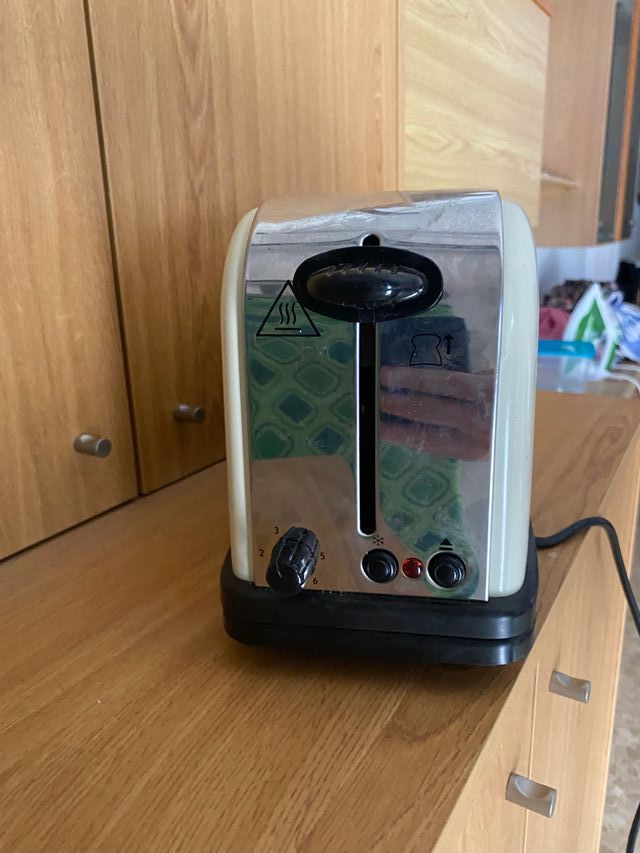 Tostadora Russell Hobbs crema