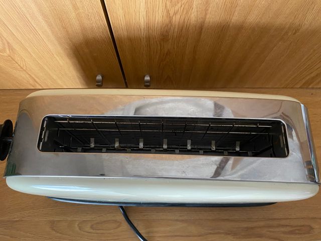 Tostadora Russell Hobbs crema