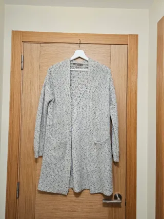 Chaqueta punto larga gris y blanca