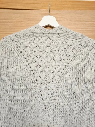 Chaqueta punto larga gris y blanca