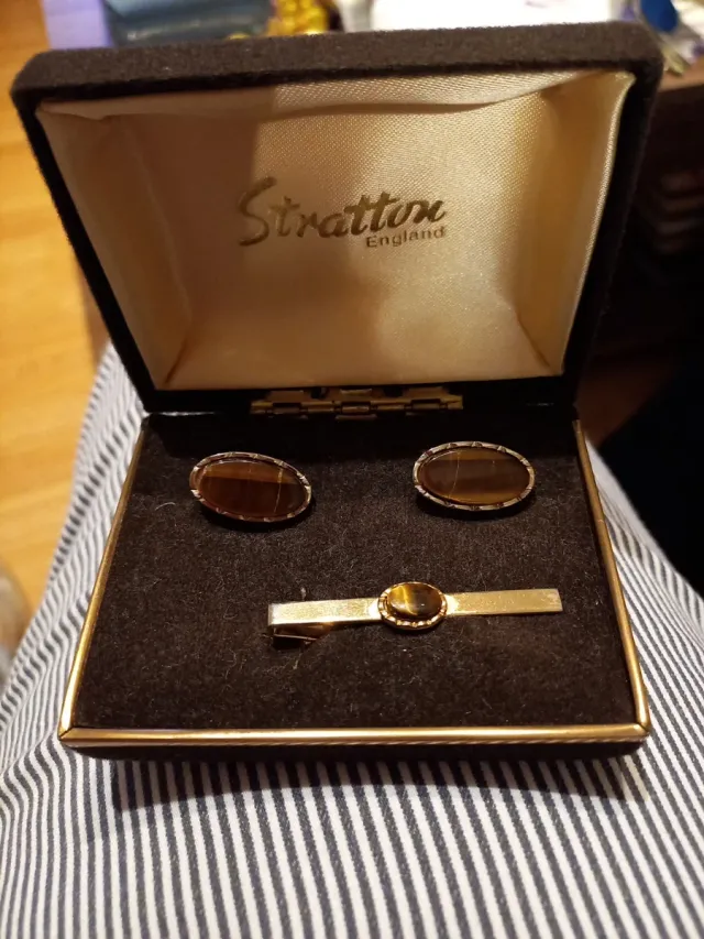 Elegante astuccio Stratton con gemelli e fermacravatta marrone dorato