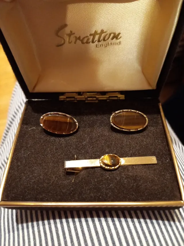 Elegante astuccio Stratton con gemelli e fermacravatta marrone dorato