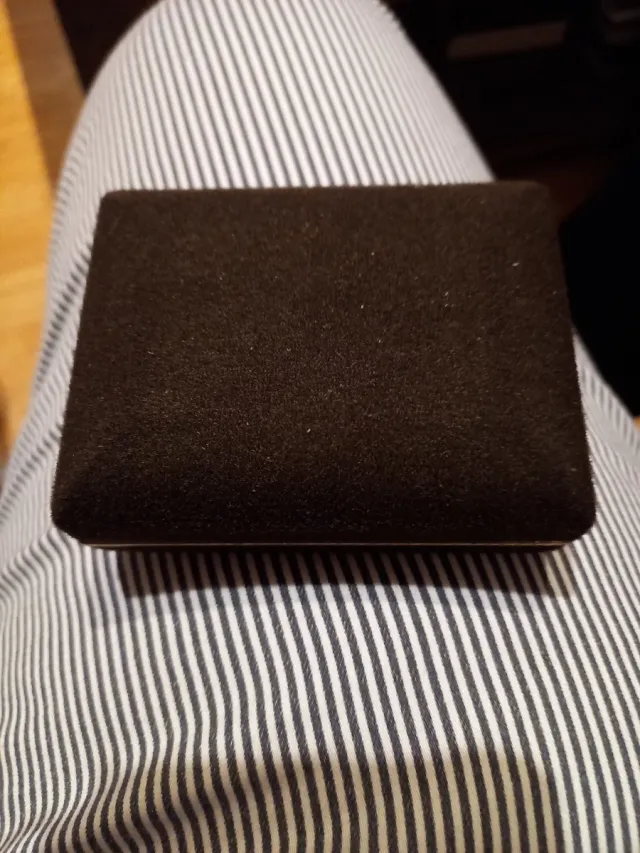 Elegante astuccio Stratton con gemelli e fermacravatta marrone dorato