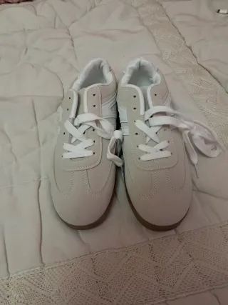 Deportivas beige y blancas