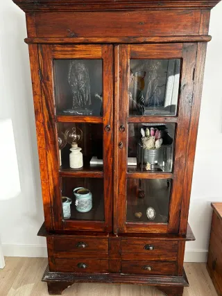 Alacena de madera con puertas de cristal