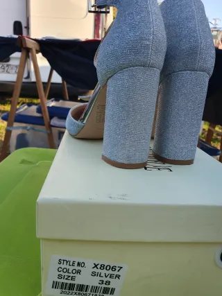 Scarpe eleganti con tacco color argento