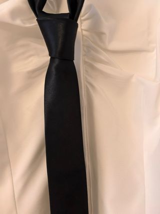 Conjunto Blusa Blanca y Corbata Negra