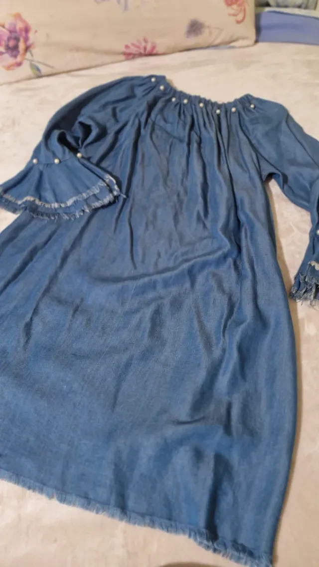 Vestido vaquero con perlas