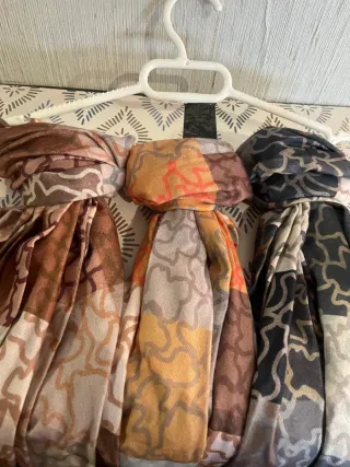 Pañuelos estampados marrones y naranjas