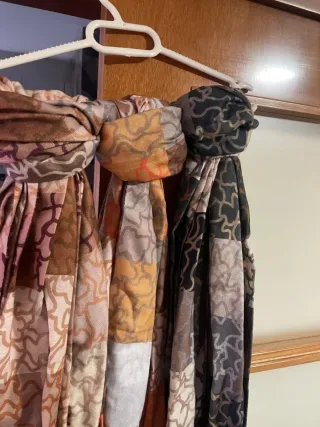 Pañuelos estampados marrones y naranjas