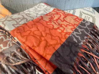 Pañuelos estampados marrones y naranjas