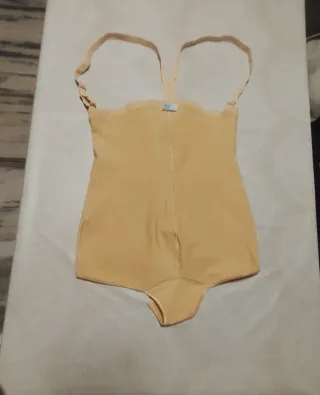 Faja moldeadora beige con tirantes