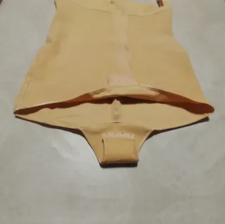 Faja moldeadora beige con tirantes