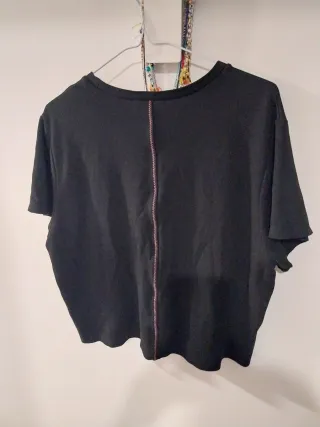 Bonita sudadera negra manga corta con línea rosa