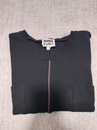 Bonita sudadera negra manga corta con línea rosa