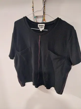 Bonita sudadera negra manga corta con línea rosa