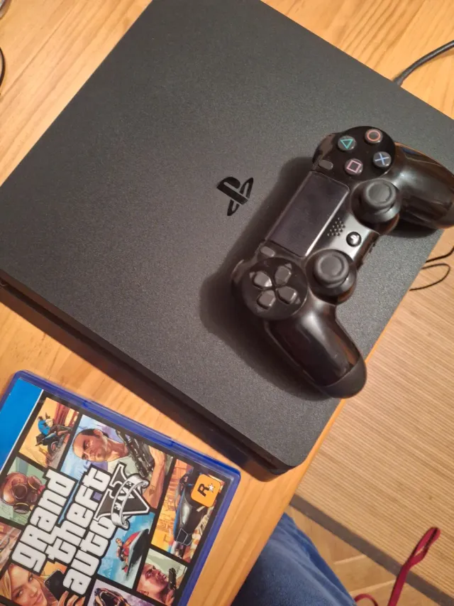 PS4 Slim Negra + GTA V en perfecto estado