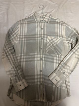 Camisa de cuadros gris y blanca