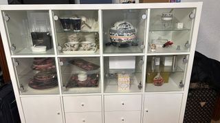 Estantería modular blanca con puertas de cristal