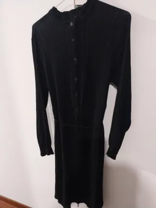 Vestido negro casual con brillo dorado