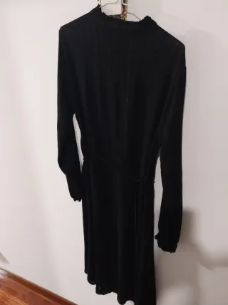 Vestido negro casual con brillo dorado