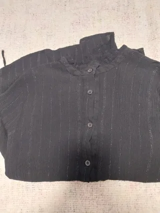 Vestido negro casual con brillo dorado