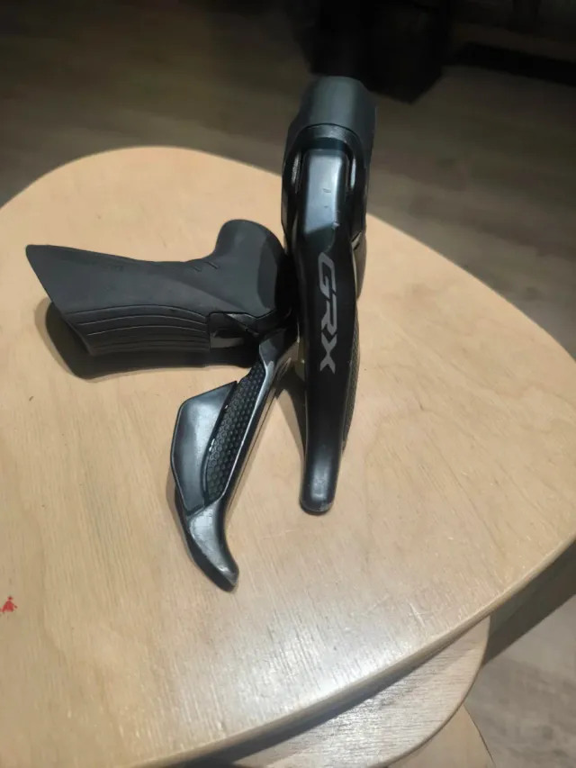 Manetas Shimano GRX Di2 ST-RX815