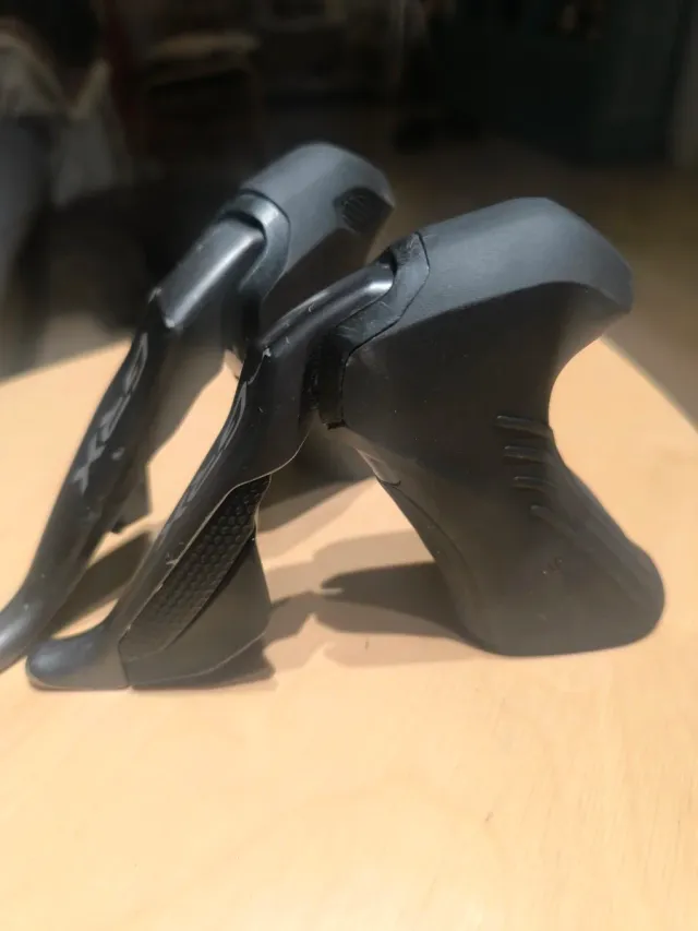 Manetas Shimano GRX Di2 ST-RX815