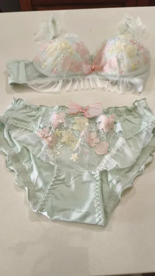 Conjunto lencería verde y rosa