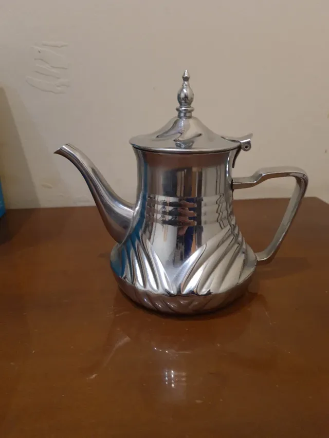 Tetera árabe prateada com alça quebrada (ver fotos)