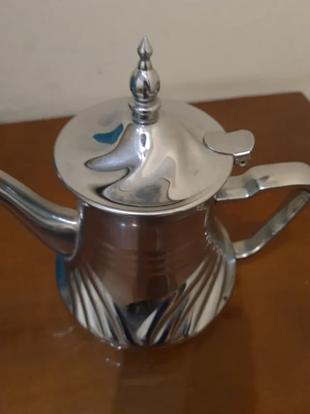 Tetera árabe prateada com alça quebrada (ver fotos)