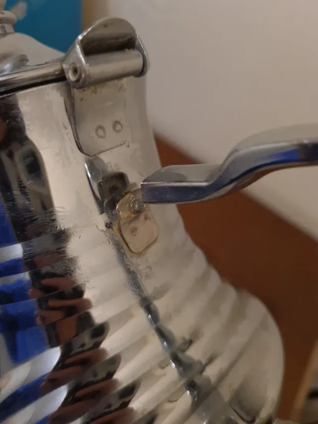 Tetera árabe prateada com alça quebrada (ver fotos)