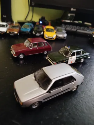 Lote 18 coches Renault serie 1:43.