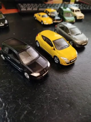 Lote 18 coches Renault serie 1:43.