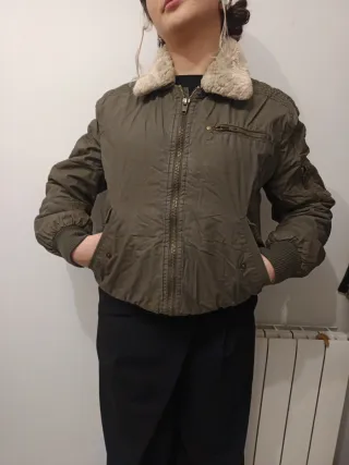 Chaqueta bomber verde militar con cuello