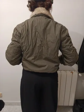 Chaqueta bomber verde militar con cuello