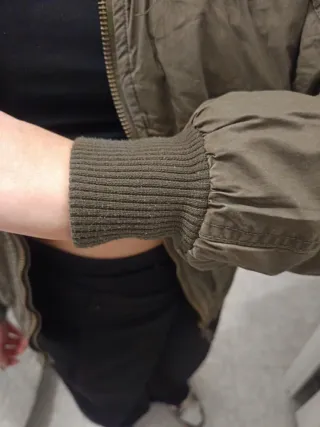 Chaqueta bomber verde militar con cuello