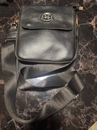 Mariconera negra con logo hexagonal