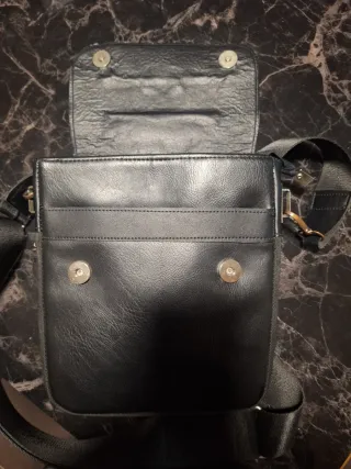 Mariconera negra con logo hexagonal